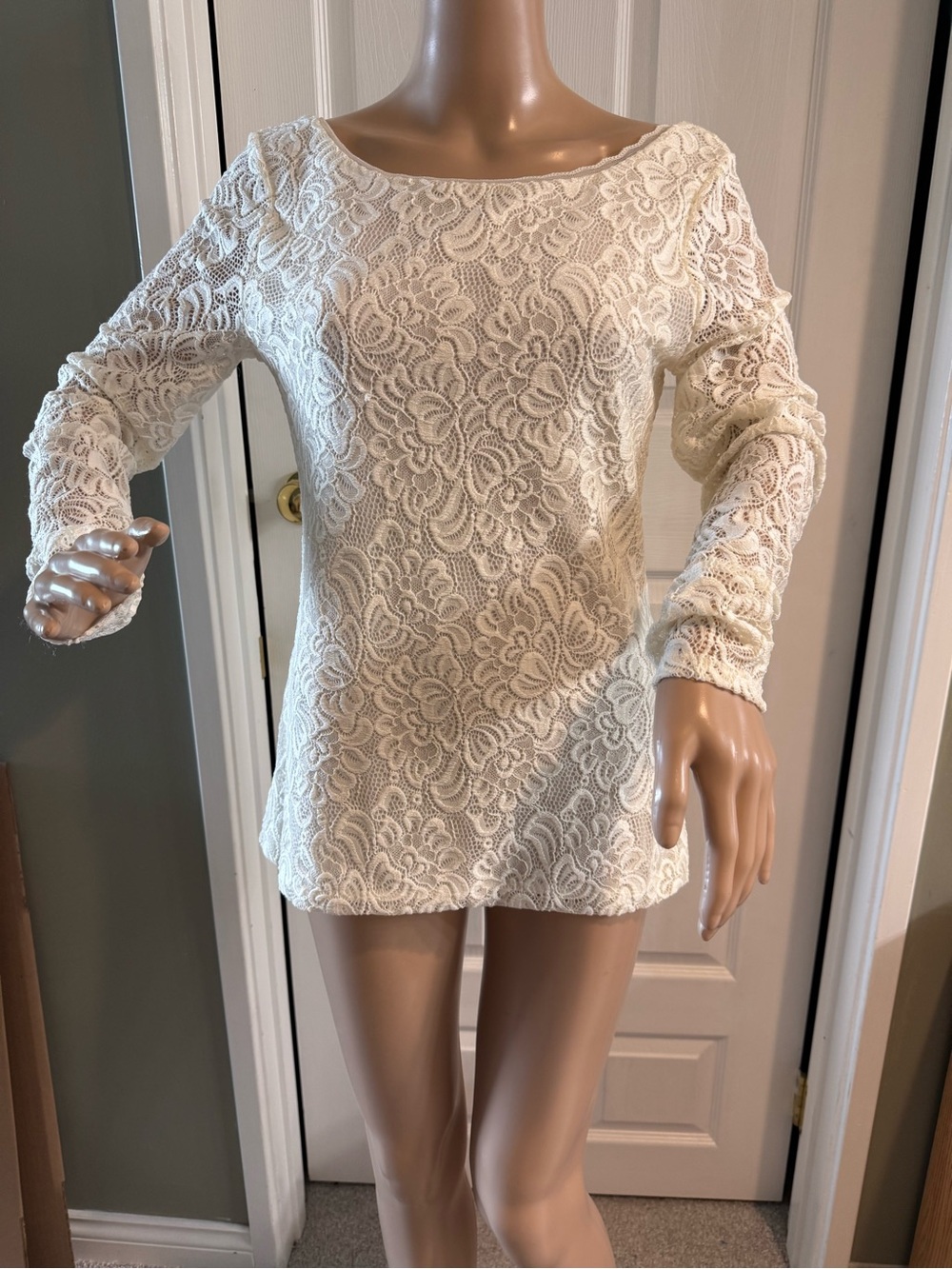 White House Black Market All over Lace Top Size S White V Neck Back Stretchy